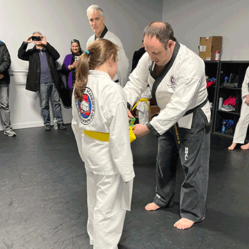 aaron ties belt on mina